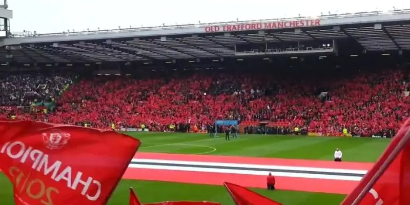 Old Trafford bùng nổ trong không khí cuồng nhiệt