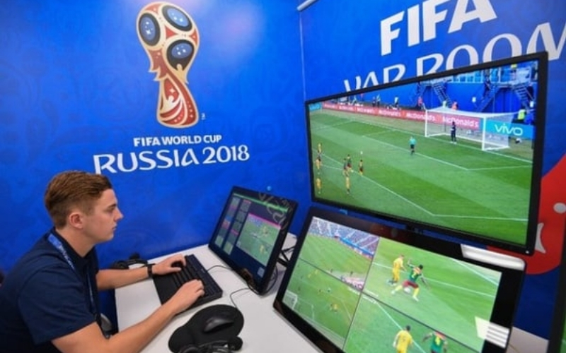 Công Nghệ VAR (Video Assistant Referee) là gì? Các tình huống được phép can thiệp.