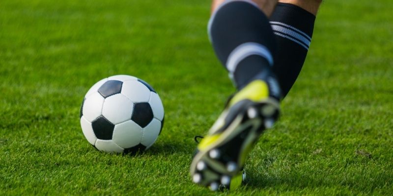 Thủ môn đang thực hiện một pha cản phá quyết định trong trận đấu