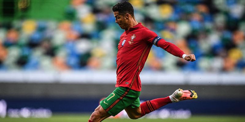 Một sân bóng đá phủ đầy sương mù vào buổi sáng sớm