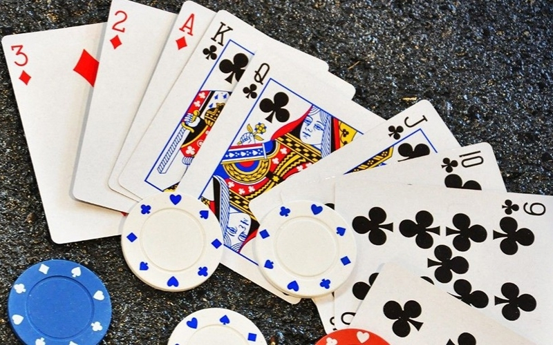 Cấu trúc 3 chi trong Mậu Binh: Quy tắc 5-5-3 lá và tính liên kết giữa các chi.