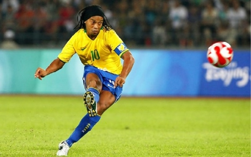 Bí mật về những cú sút phạt lá diêu bông của các huyền thoại Brazil.