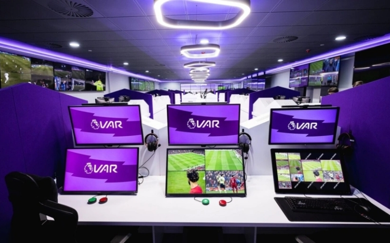 Lý do VAR liên tục gây tranh cãi tại Ngoại hạng Anh