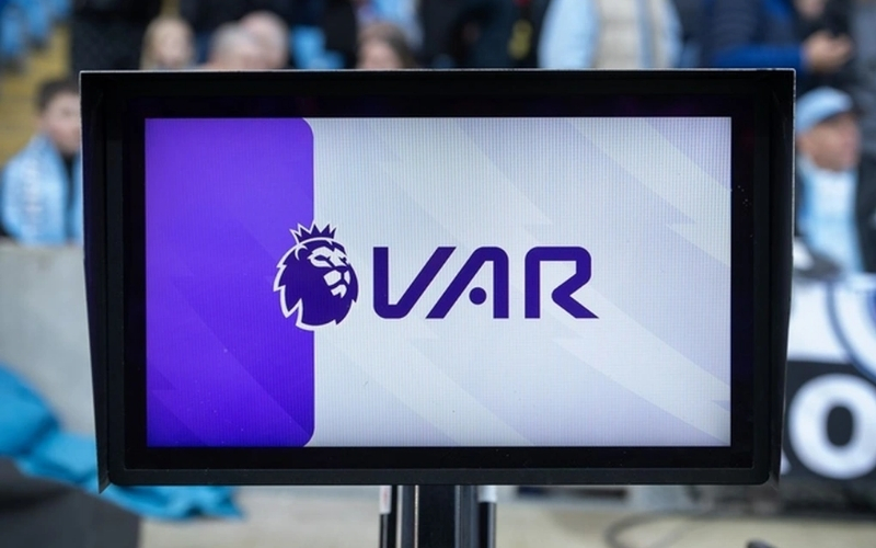 Vì sao VAR vẫn là chủ đề gây tranh cãi nhất tại Ngoại hạng Anh