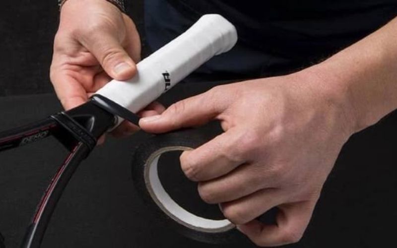Quy trình thực hiện quấn cán vợt chi tiết từng bước