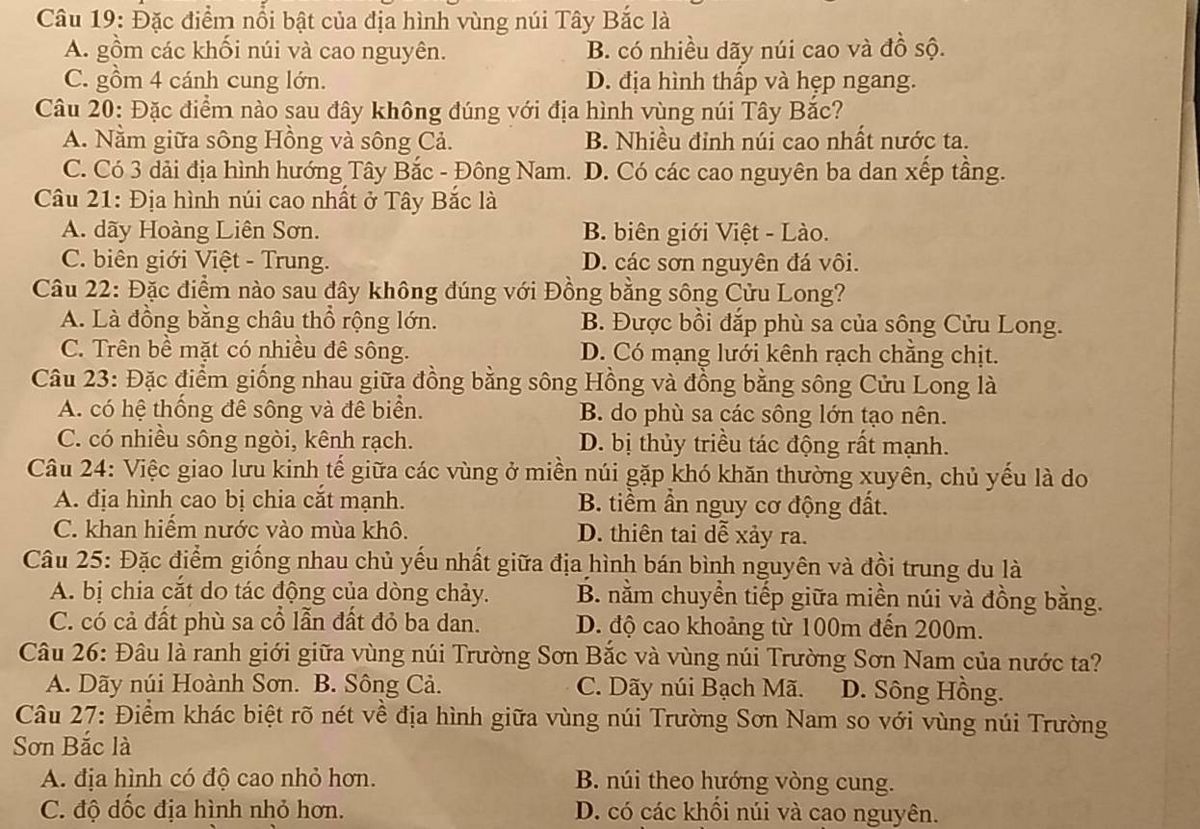 Địa hình vùng núi Tây Bắc với các dãy núi cao và đồ sộ, tiêu biểu là dãy Hoàng Liên Sơn